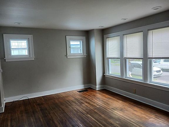 4th image of 59 Parkwood Ave Floor 1