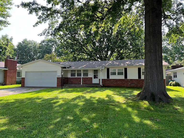 2430 S Kickapoo Ave — Photo 1