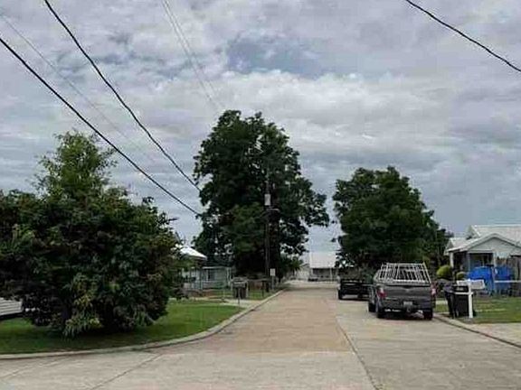 Exterior Neighborhood (street photo)