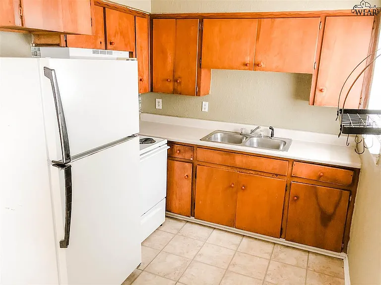 1418 Phoenix Dr — Photo 5