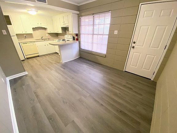 4th image of 419 Clarence St #4