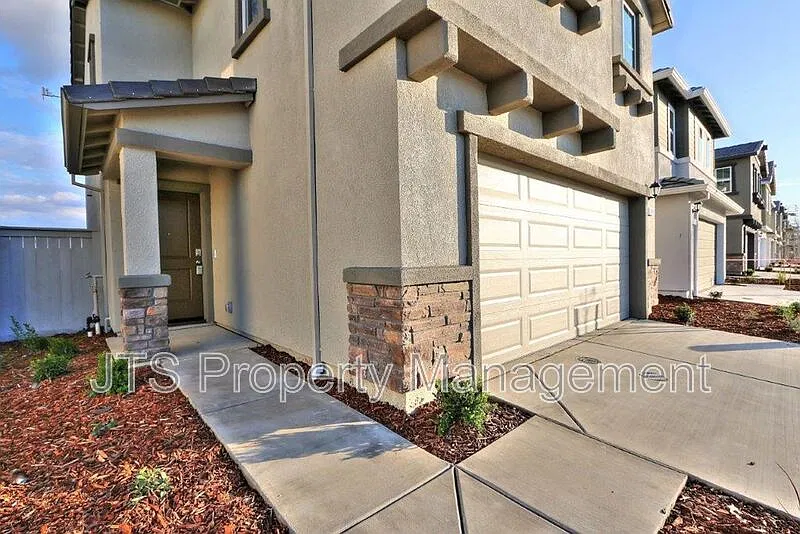 4 bed, 2.5 bath, 1650 sqft, $2,845 — Photo 3