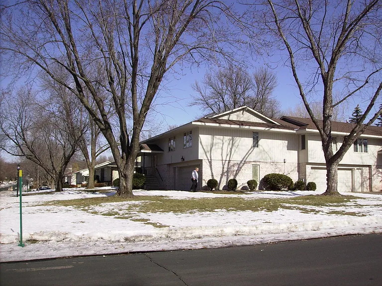 5317 Malibu Dr — Photo 2