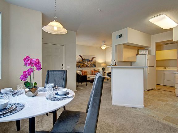 Sonoma Landing Dining Area