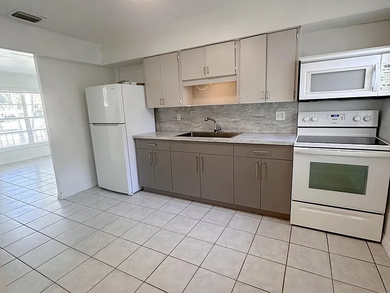 100 NW 52nd St — Photo 7