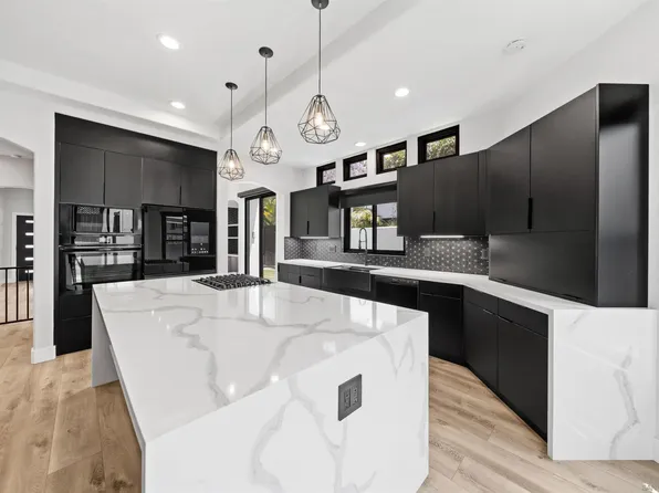 3160 Goldfinch St, San Diego, CA 92103