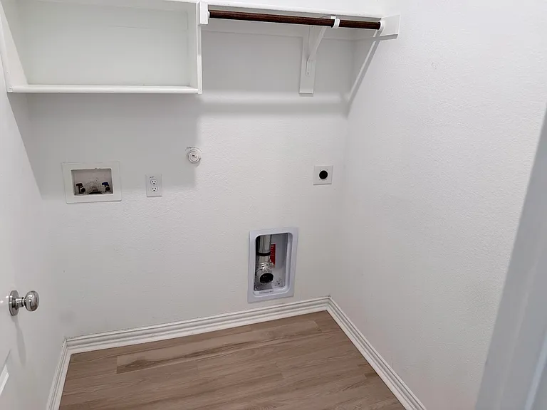 1833 Lake Grove Dr — Photo 15