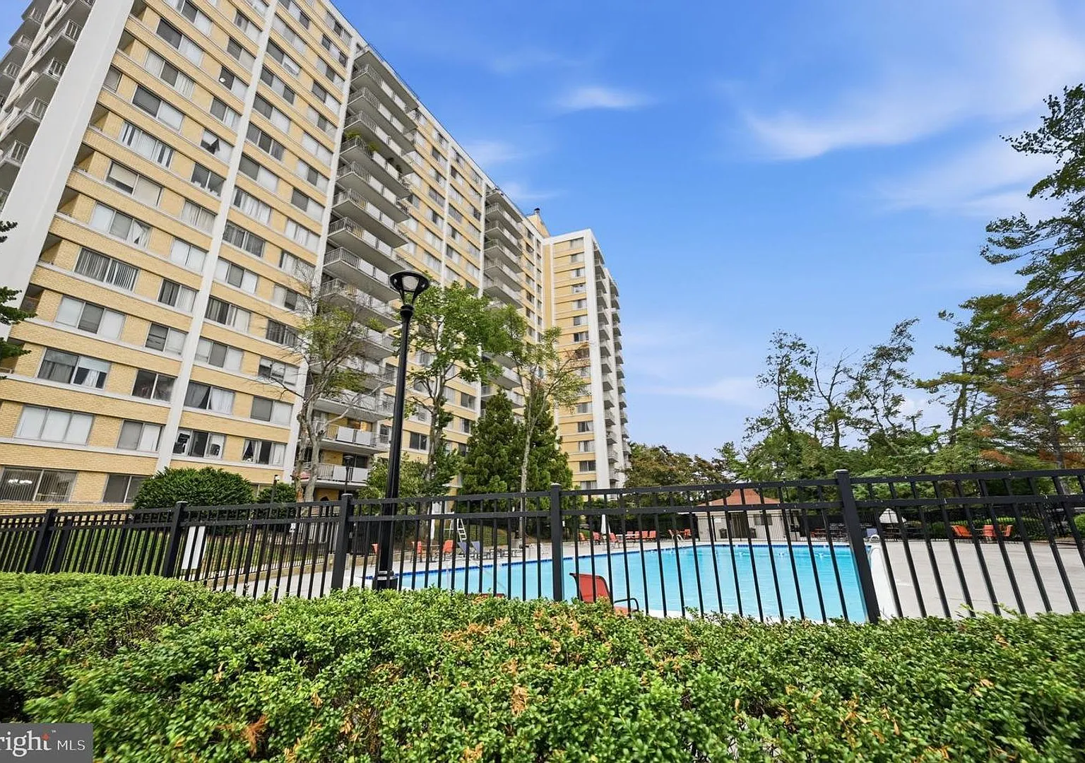 Beautifully Updated Corner 1Bedroom 1 Bath Condo with Large Balcony All Utilities Included! — Photo 1