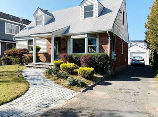 517 Watkins Dr, Mineola, NY 11501