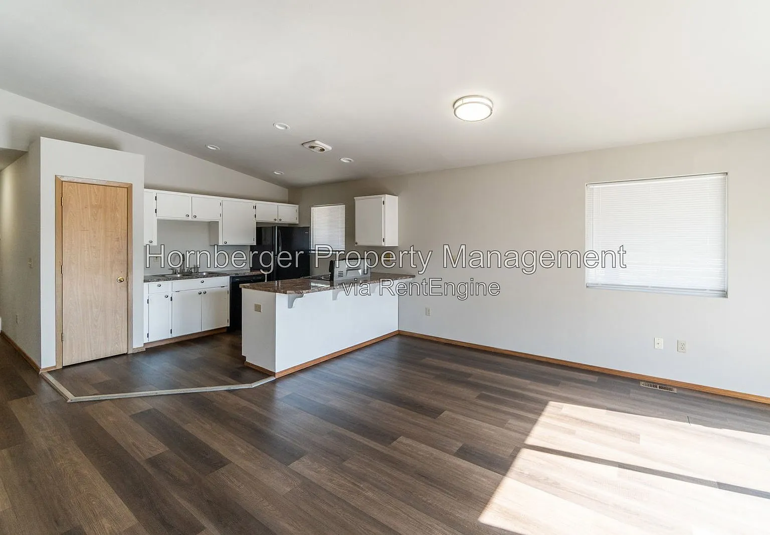 3 bed, 2.0 bath, 1939 sqft, $1,895 — Photo 3