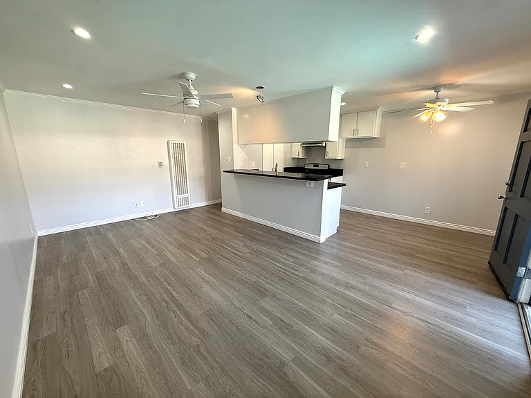 The Abbey Apartments — Photo 14