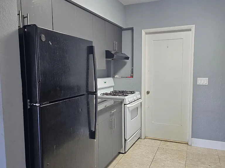 305 SW 14th St #1-2 — Photo 6