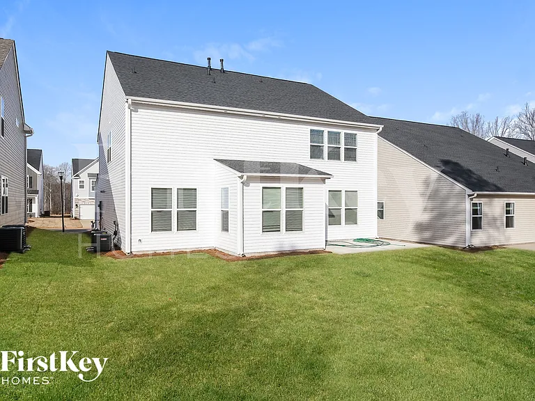 566 Hillpark Ln — Photo 15