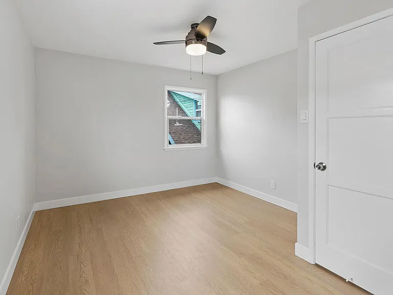 1107 E 3rd St #B — Photo 14