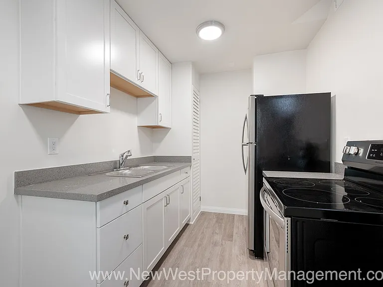 557 22nd St — Photo 11