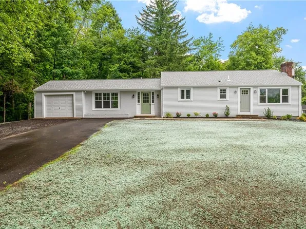 2105 Mendon Rd, Cumberland, RI 02864