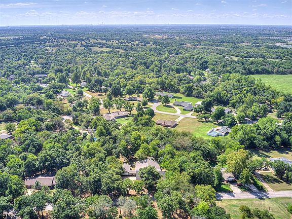 3rd image of 2404 Rambling Rd