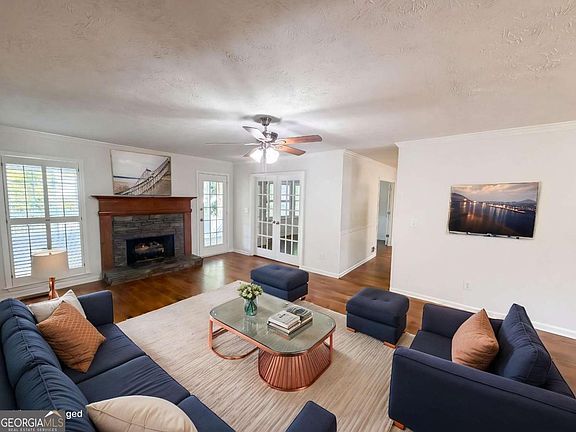 2nd image of 520 Fawn Ln