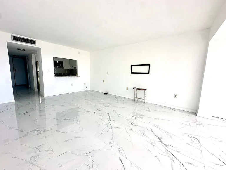 4550 Cove Cir #905 — Photo 7