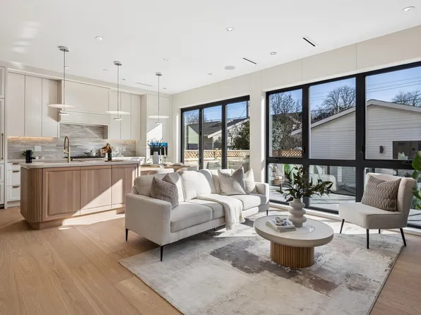 3036 W 13th Ave #2, Vancouver, BC V6K 2V2