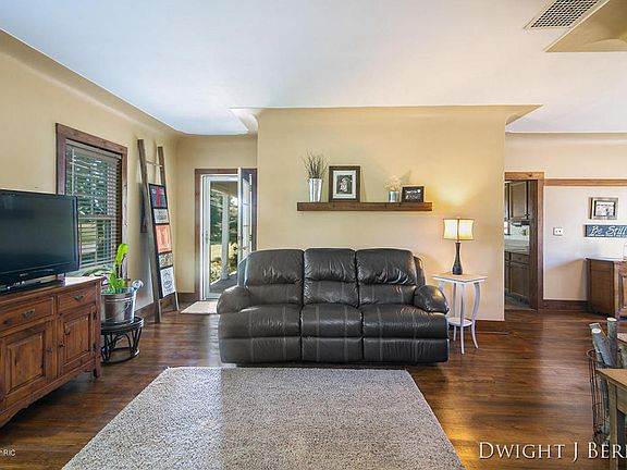 5th image of 2564 Leonard St