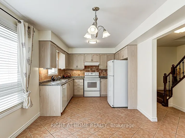 402 Lausanne Cres — Photo 13
