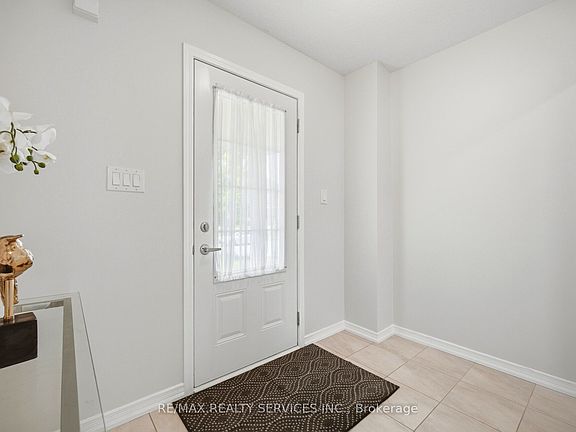 3rd image of 250 Esther Cres