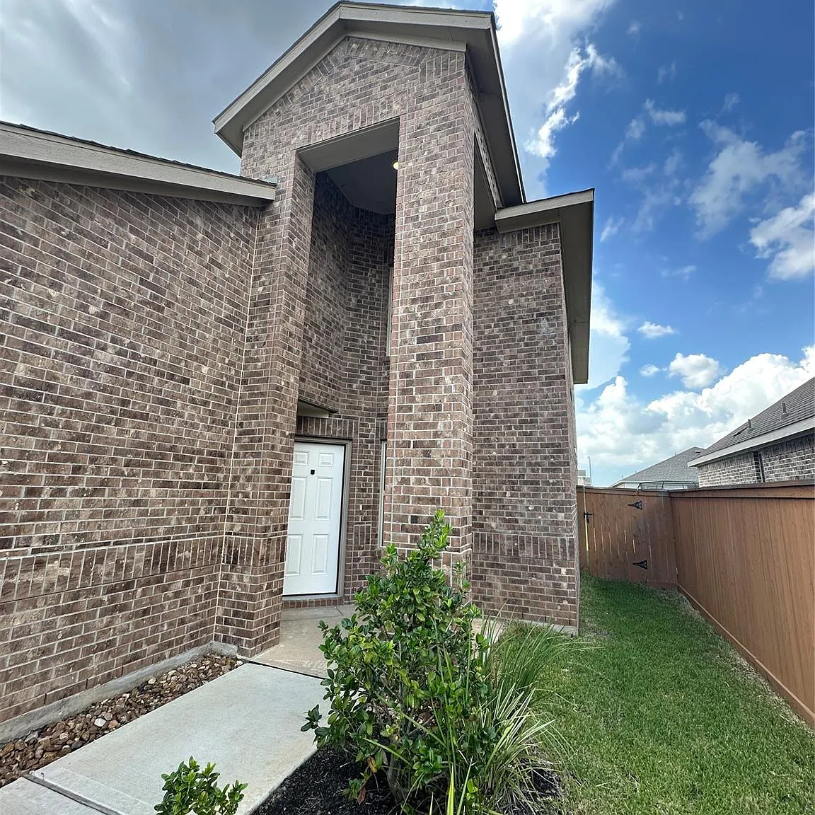 4 bed, 2.5 bath, 1834 sqft, $2,100 — Photo 3