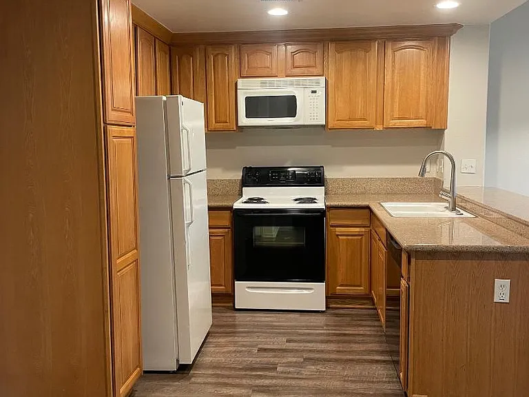 Towne Crest Apartments — Photo 12