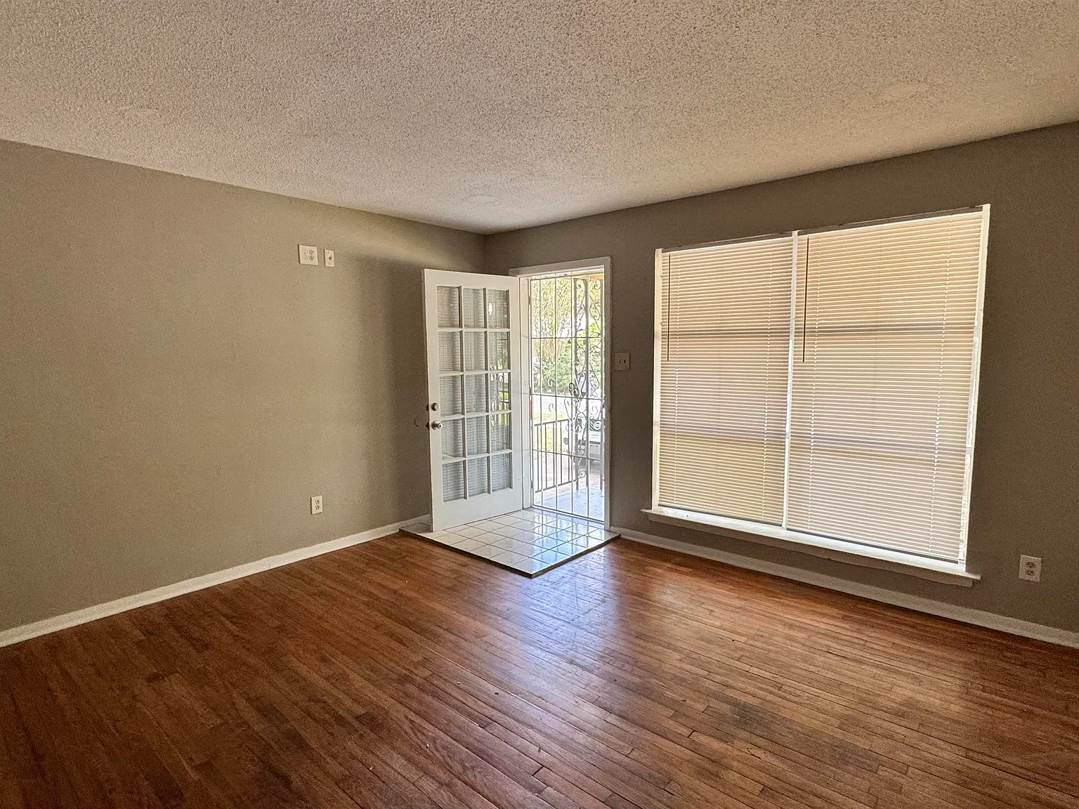 2 bed, 1.0 bath, 1802 sqft, $1,300 — Photo 3