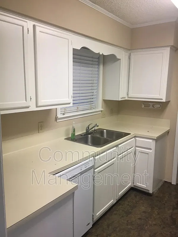 3 bed, 2.5 bath, $1,300 — Photo 2