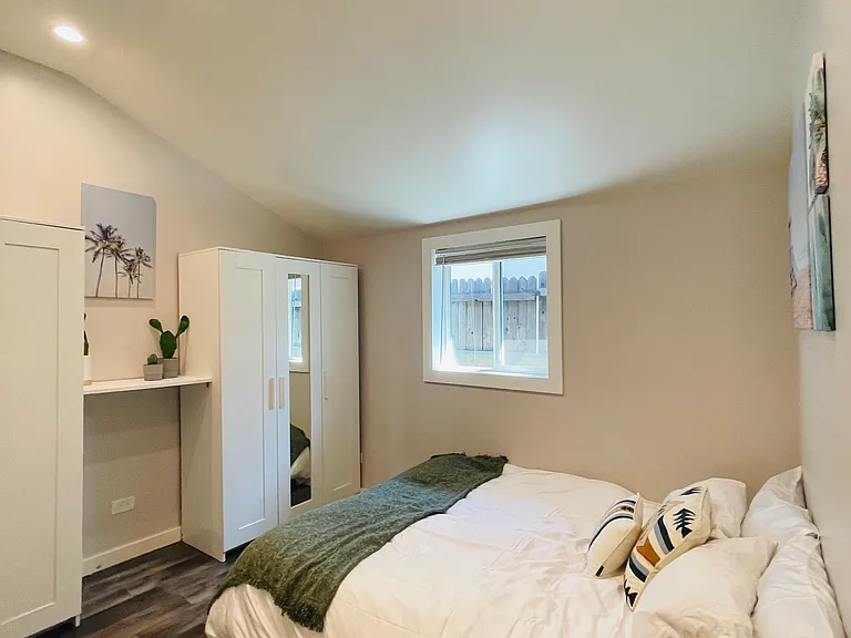 1553 S Burnside Ave — Photo 4