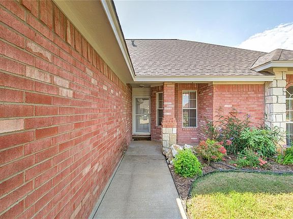 2nd image of 709 Hillcrest Dr