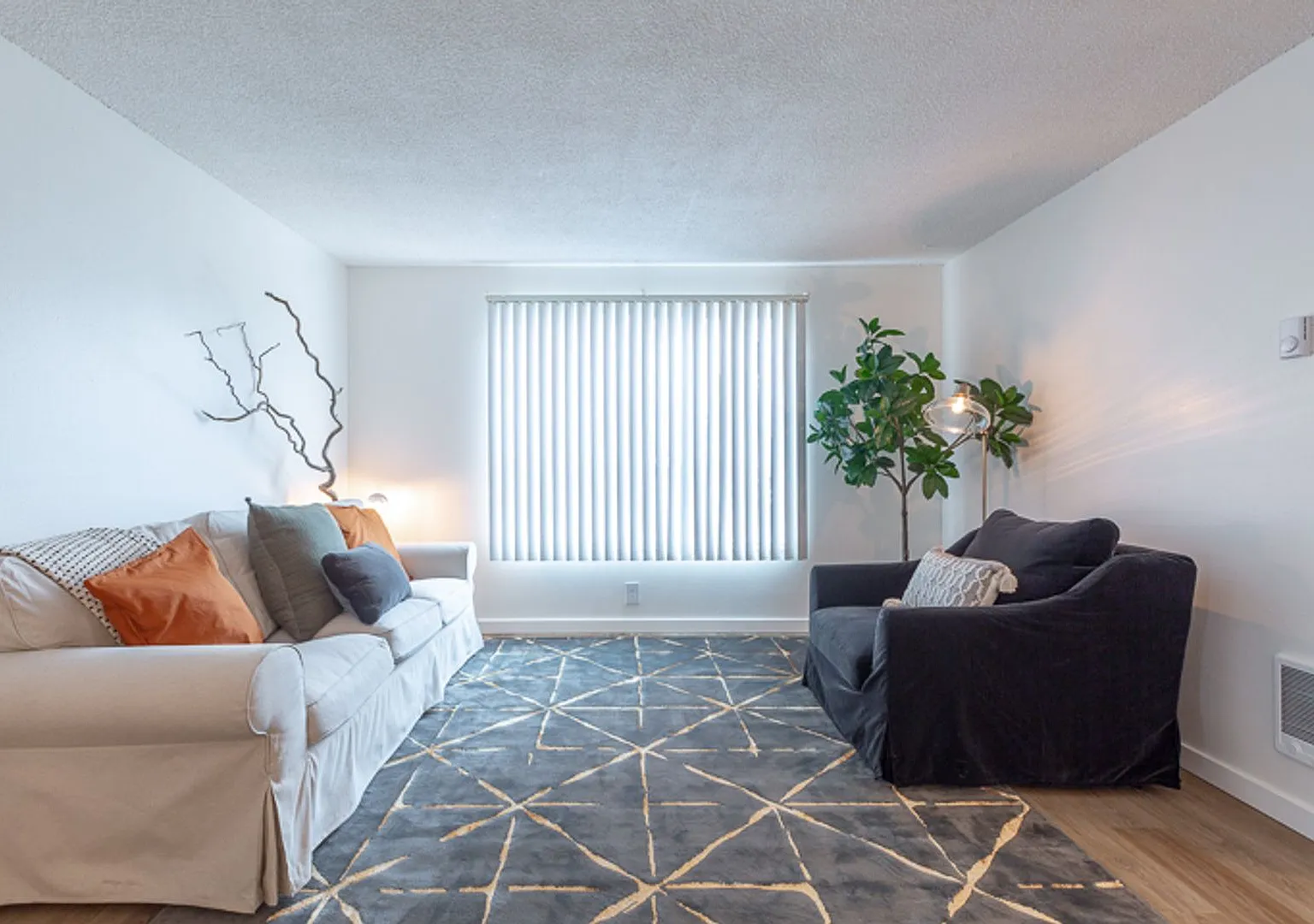 Olive Park Avenue Apartments — Photo 1