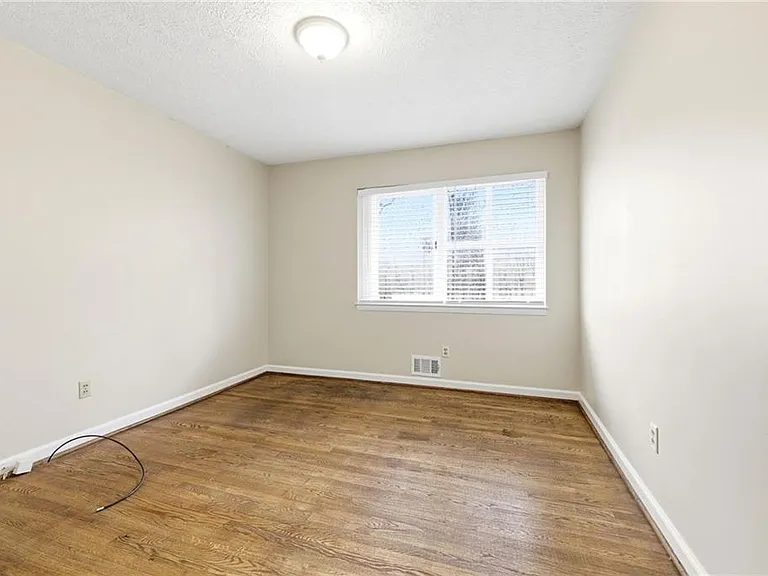 2176 Riverside Dr — Photo 20