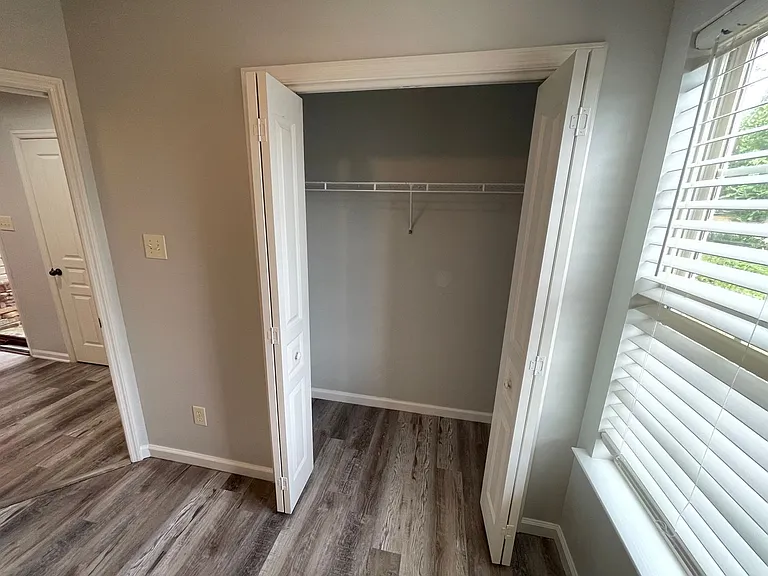 724 Llewellyn Ln — Photo 6