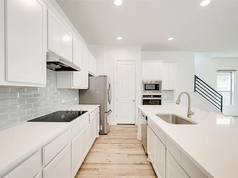 9813 Evening Canopy Dr — Photo 3