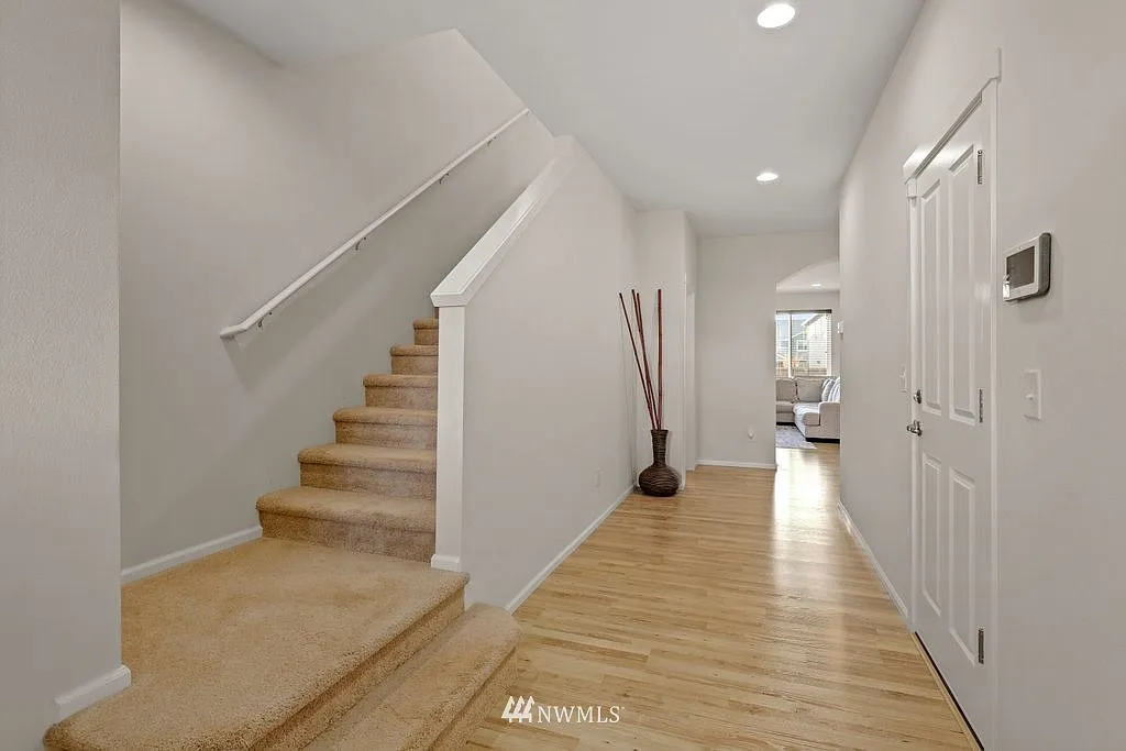 5 bed, 2670 sqft, $3,095 — Photo 3