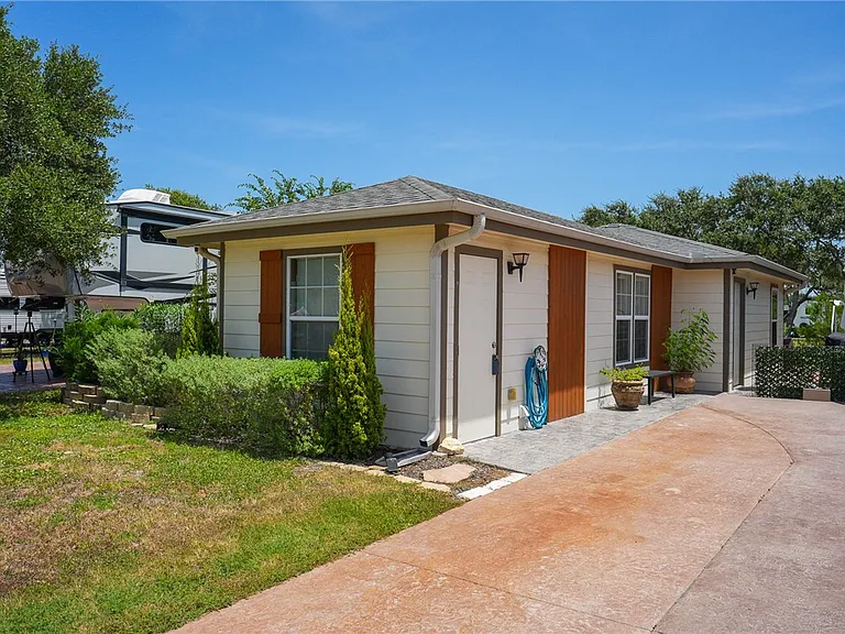 72 Augusta Cir — Photo 2
