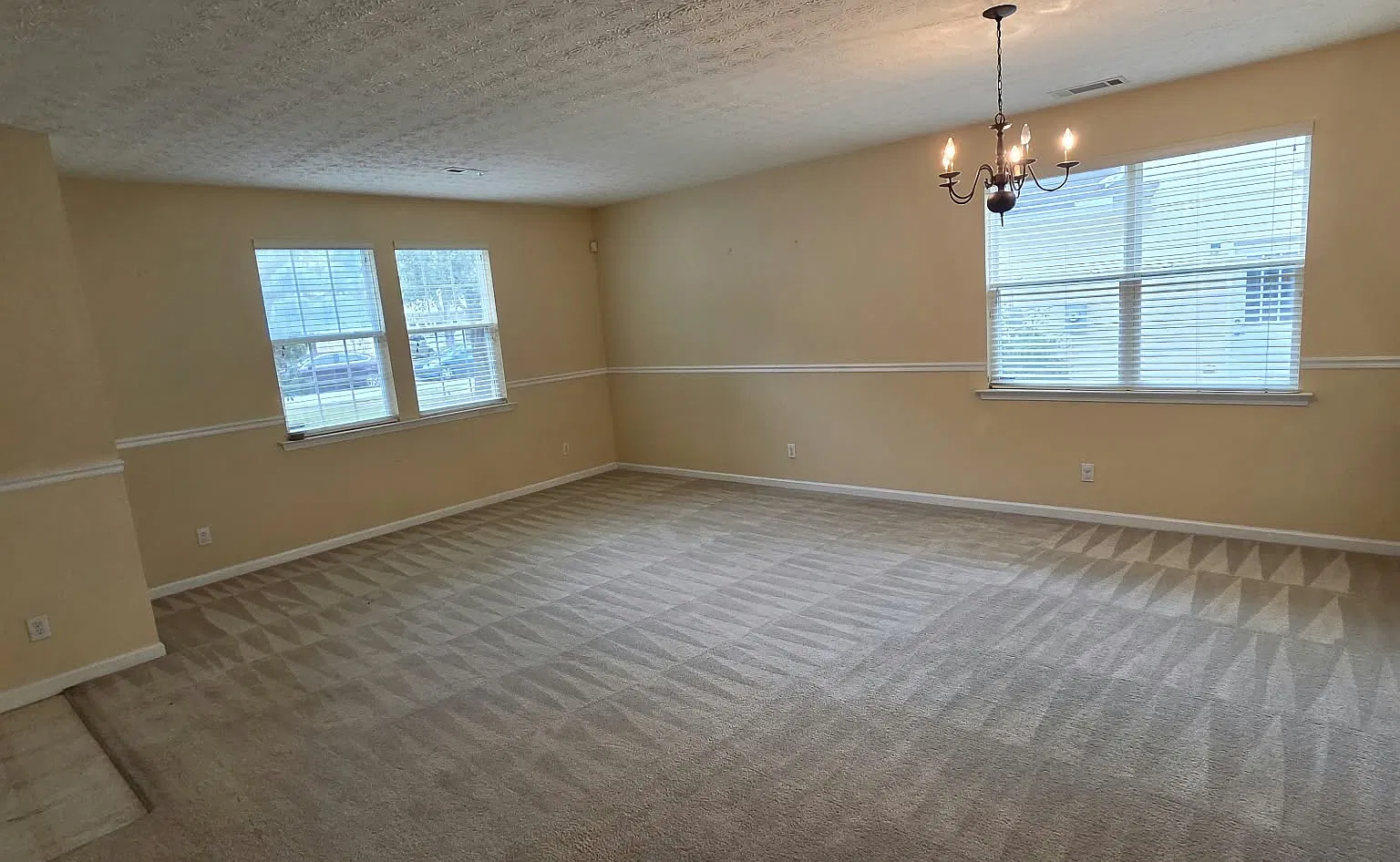 3 bed, 2.5 bath, 3527 sqft, $2,300 — Photo 3