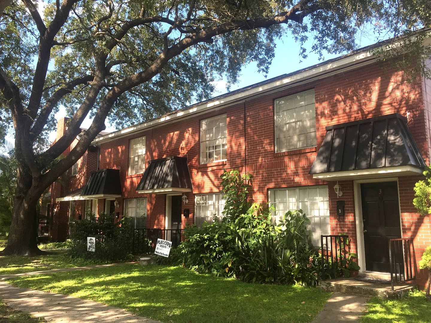 Fully Renovated Davis Islands! Townhouse-Style Apartments, Walk To Everything! — Photo 2