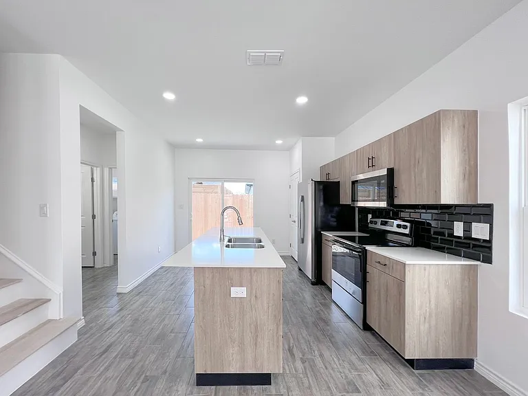3610 S Veterans Blvd — Photo 10