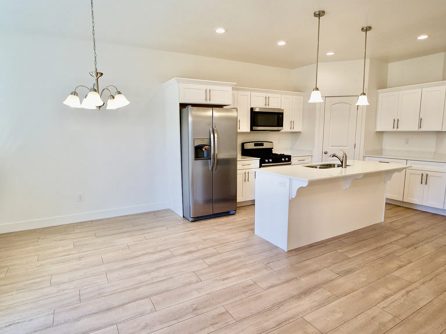 4 bed, 2.5 bath, 2296 sqft, $2,300 — Photo 4