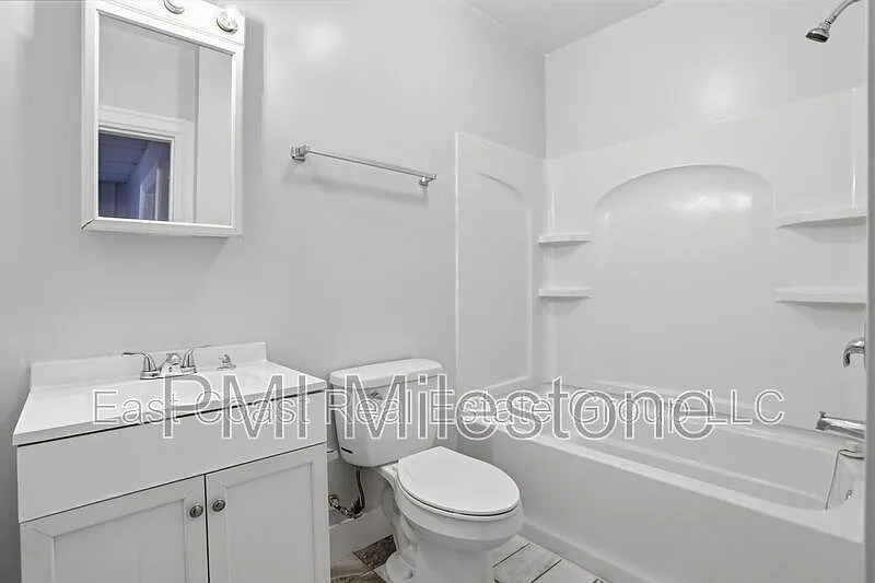 2 bed, 1.0 bath, 740 sqft, $1,050 — Photo 4