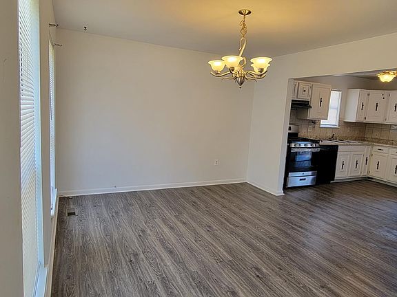 3rd image of 5565 Riverton Ct