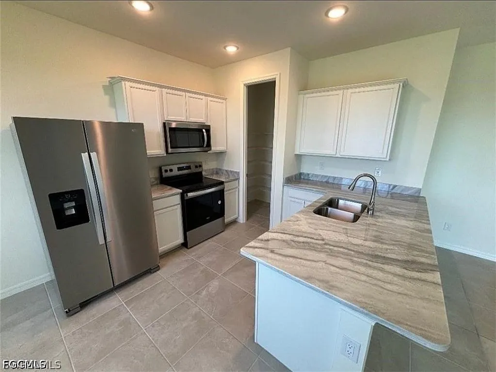 3 bed, 2.0 bath, 1427 sqft, $2,200 — Photo 4