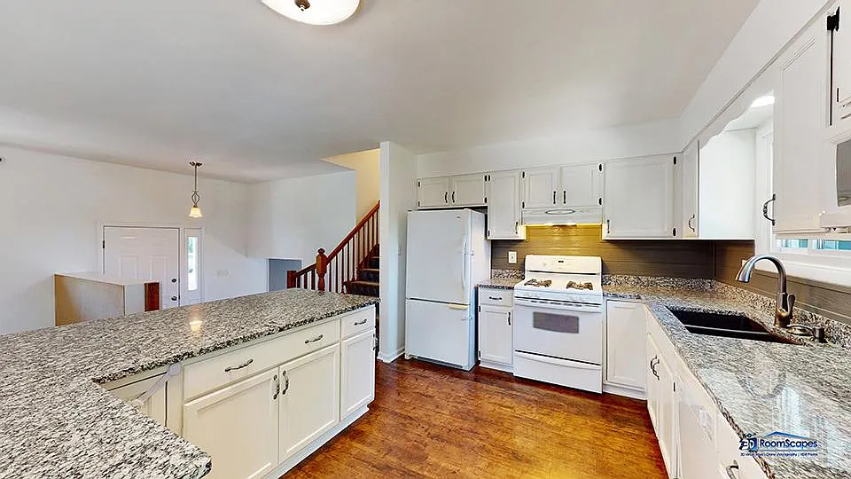 3702 W Clover Ave — Photo 4