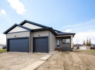 32 E Sunrise Cres N, Three Hills, AB T0M 2A0