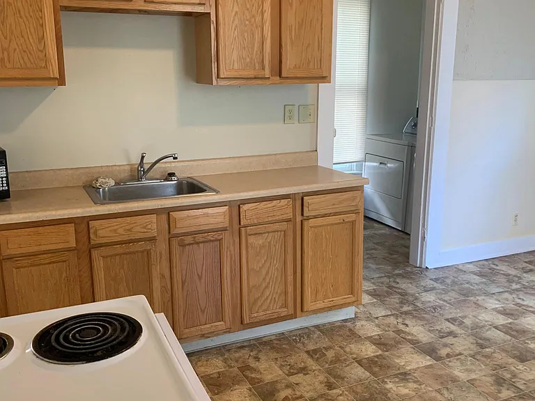 106 Ashley St — Photo 2