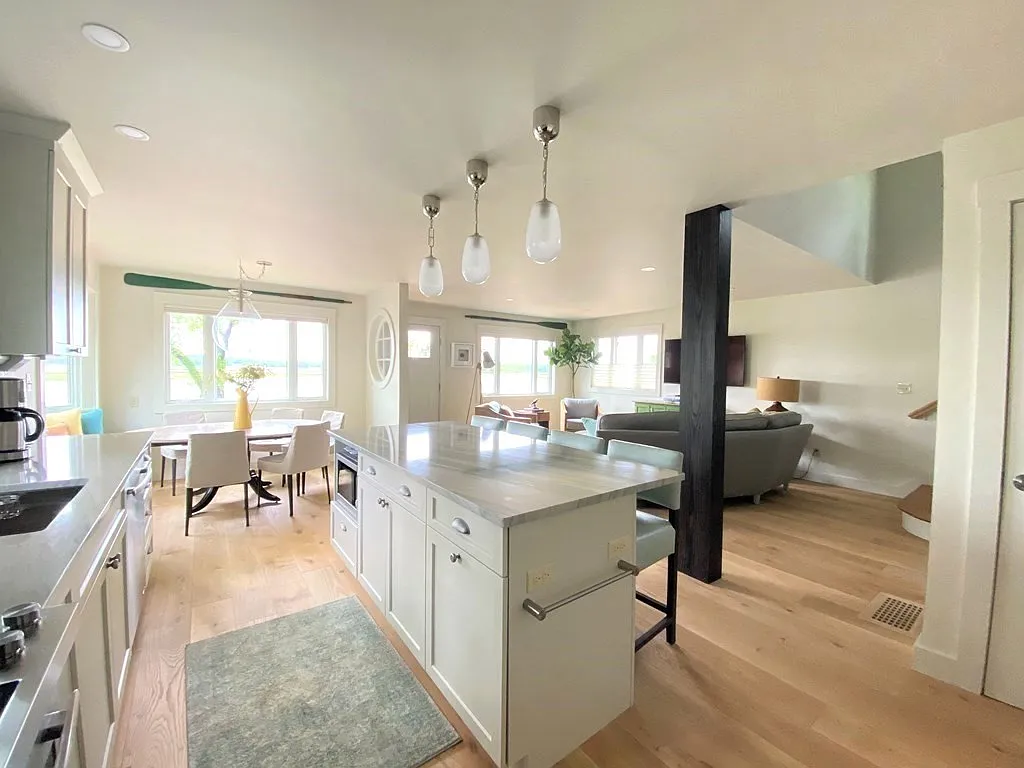 3 bed, 3.0 bath, 1584 sqft, $4,150 — Photo 3